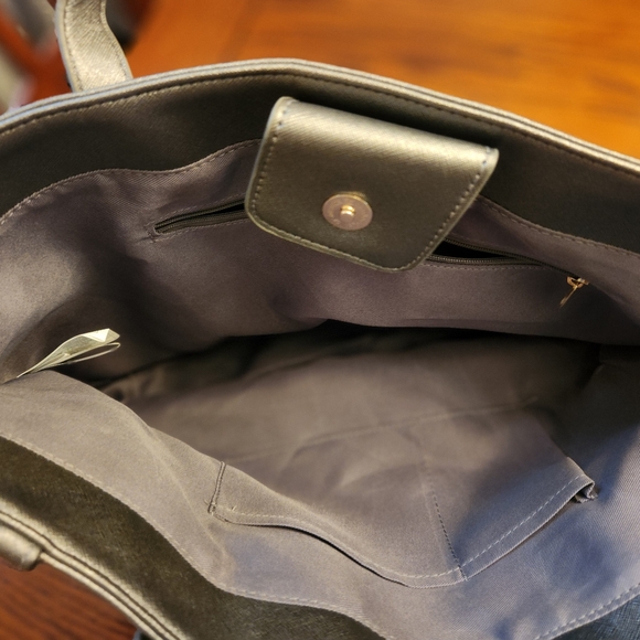 Silver Metallic Tote - Picture 4 of 8